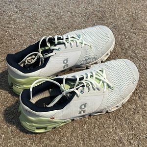 Women’s cloud flyer running shoe size 9.5